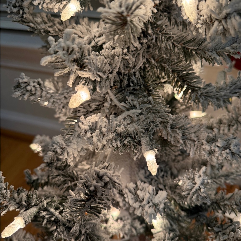 Frontgate Pre-Lit Flocked Alpine Tree - NWT - Picture 16 of 16